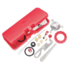 El Kit de Repuesto MSR Expedition Service, un estuche de plástico rojo, incluye herramientas de mantenimiento de la estufa, como llaves, sellos, agujas y accesorios, todos perfectamente organizados para un fácil acceso.