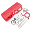 El Kit de Repuesto MSR Expedition Service incluye juntas tóricas cuidadosamente ordenadas, una llave multiherramienta, juntas negras, una tapa roja y una bombilla plateada en un estuche rojo sobre un fondo blanco para la reparación de estufas de camping.