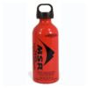 Una botella de combustible MSR roja con tapa negra, perfecta para tus aventuras en la cocina. Etiquetada para almacenar líquidos inflamables, incluye advertencias de seguridad. Aunque esta tiene una capacidad de 325 ml (11 fl. oz.), también es esencial para kits más grandes como el MSR WhisperLite Universal que podría usar el tamaño de 887 ml.