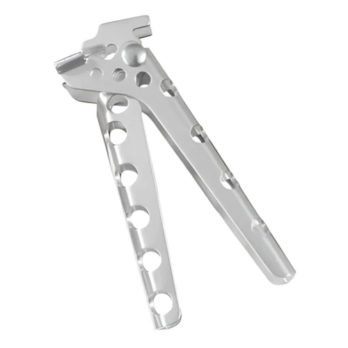Un prensador de ajo de metal que presenta un diseño elegante y minimalista con múltiples orificios circulares a lo largo de los mangos, que recuerda a la cuchara Cuchara MSR Alpine Tool (copia), está ligeramente abierto para revelar su acabado brillante y pulido.