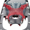 Primer plano de la raqueta de nieve MSR Lightning Ascent 25 de Raquetas de Nieve, que muestra un arnés ajustable rojo y gris, crampones de metal y una plantilla texturizada. El armazón negro es duradero e ideal para caminatas en la nieve.