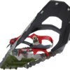 Primer plano de las Raquetas de Nieve MSR Lightning Ascent 25 (copia) que muestran un marco de metal duradero, correas ajustables rojas y verdes y una placa de tracción dentada para un mejor agarre. El diseño es moderno con colores en negro, plata, rojo y verde.