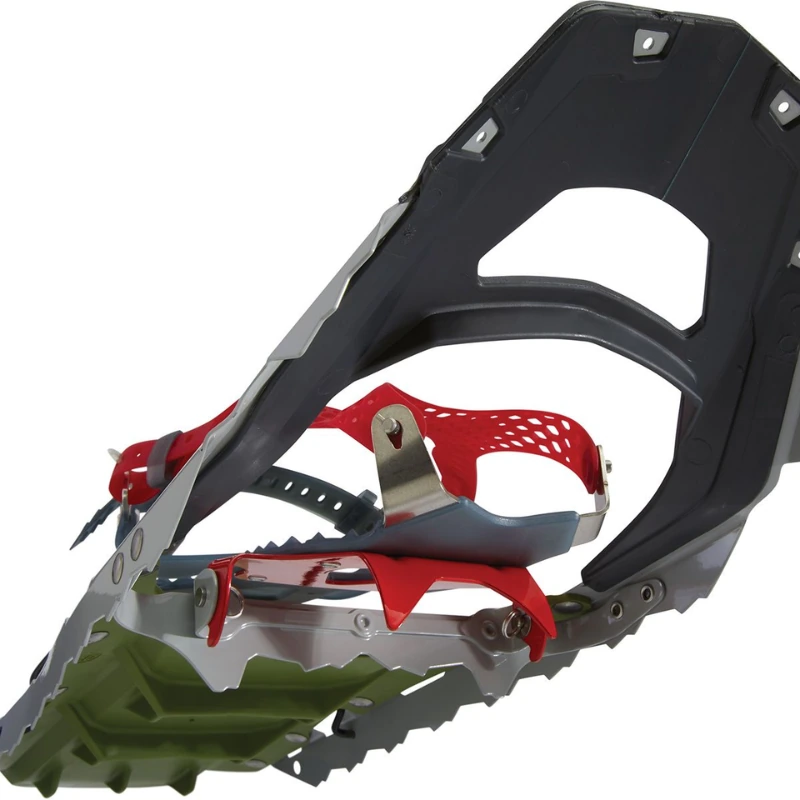 Primer plano de las Raquetas de Nieve MSR Lightning Ascent 25 (copia) que muestran un marco de metal duradero, correas ajustables rojas y verdes y una placa de tracción dentada para un mejor agarre. El diseño es moderno con colores en negro, plata, rojo y verde.