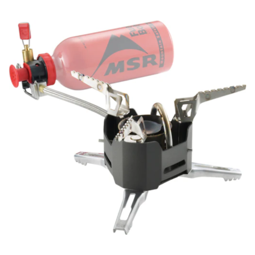 La estufa de camping Cocinilla MSR WhisperLite Universal (copia) incluye una botella de combustible roja desmontable con texto rojo y negro transparente, una base de metal plegable compacta para mayor estabilidad y un quemador ajustable para una cocción precisa.