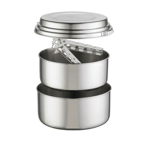 Un juego de cocina apilable de acero inoxidable incluye dos ollas, una tapa y la tetera Tetera MSR Pika de 1 l. Las ollas tienen asas extraíbles para guardarlas fácilmente. El acabado metálico limpio resalta las superficies brillantes.