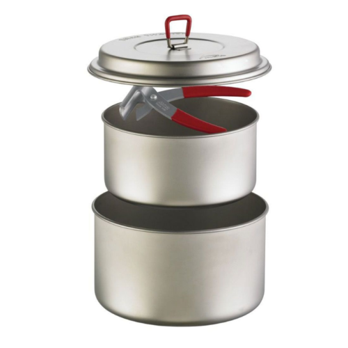 El juego de ollas MSR Alpine 4 (copia) incluye ollas apilables plateadas metálicas con tapa y asa roja en el interior. Este elegante juego contrasta maravillosamente con un fondo blanco liso.