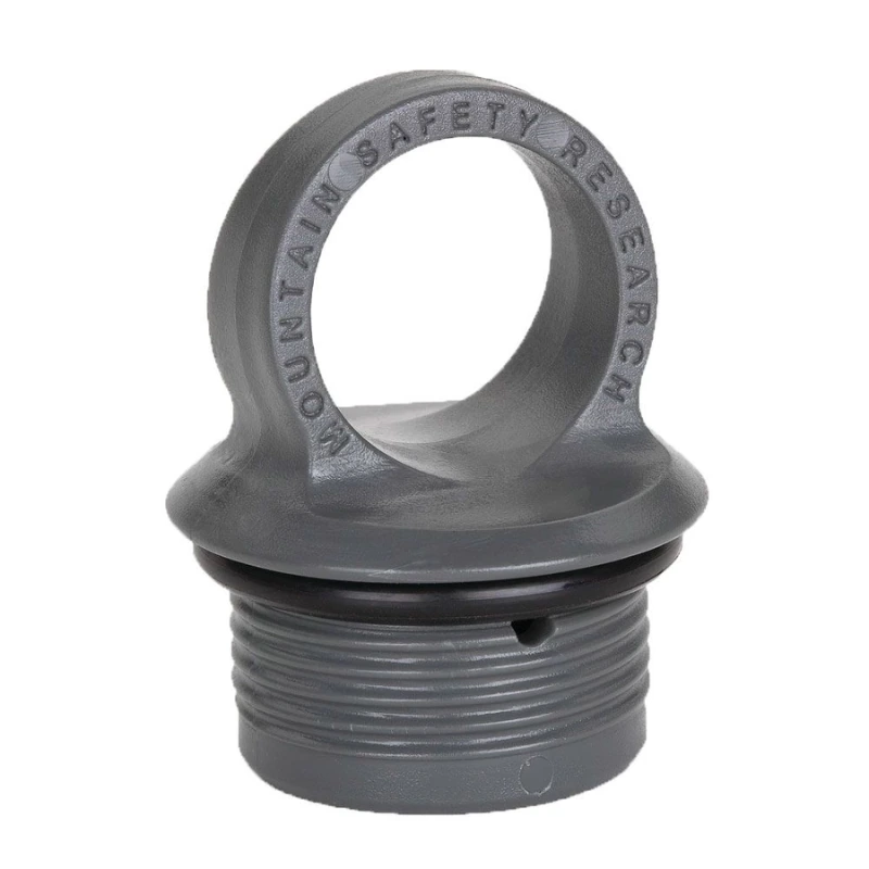 La tapa MSR Expedition para botella de combustible es una tapa de plástico gris con un asa en forma de bucle y la palabra "Mountain Safety Research" grabada en la parte superior. Con laterales acanalados y un sello de goma ajustado, es perfecta para una botella de combustible MSR y su próxima expedición.
