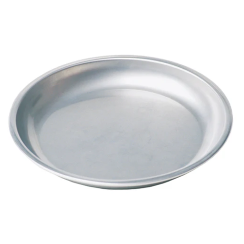 Un molde para tartas de acero inoxidable redondo y plateado, que imita el diseño elegante de la Tabla para Picar MSR Alpine Deluxe (copia), tiene bordes suaves y un borde ligeramente elevado, ideal para hornear. El molde vacío reposa sobre un fondo blanco liso, lo que resalta su estética limpia y simple.