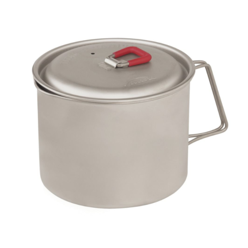 La Olla MSR Big Titan Kettle 2L (copia) es una olla de acero inoxidable plateada de gran tamaño con tapa, que cuenta con un asa lateral plegable y un asa superior roja, que ofrece robustez y practicidad para uso en la cocina o al aire libre.