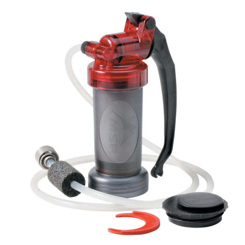 El filtro de agua portátil, con un mango de bomba rojo y gris, mangueras y una tapa negra, es perfecto para aventuras al aire libre. Úselo con el juego de utensilios de cocina MSR Quick 2 (copia) para purificar el agua de manera eficiente y cocinar con fuentes naturales.