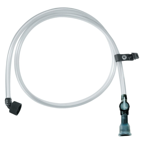 Un tubo de plástico transparente enrollado en un bucle, que imita el diseño liviano de la Taza Ultraligera MSR Titan Cup (copia), presenta una tapa negra en un extremo y una válvula de agua con un clip en el otro.