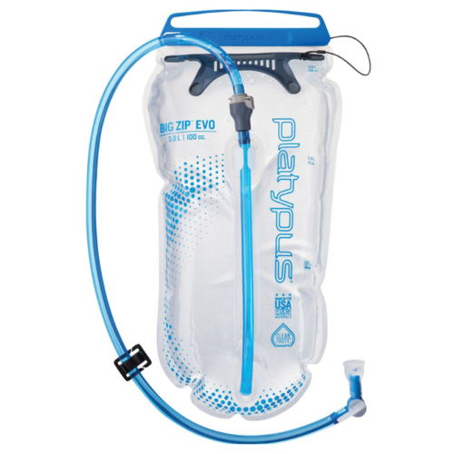 La bolsa de hidratación Platypus Big Zip EVO es un depósito transparente con el texto "platypus", un tubo y una boquilla azules. Tiene un asa resistente en la parte superior y una capacidad de 3,0 litros para una hidratación óptima en cualquier lugar.