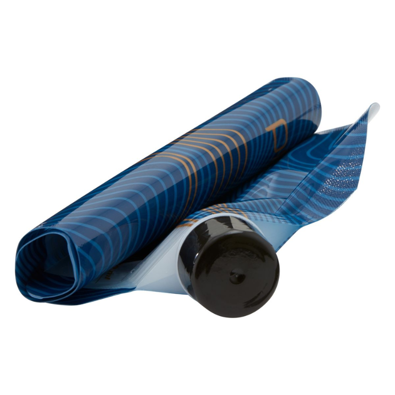 Una esterilla de yoga de goma azul parcialmente desenrollada con un patrón geométrico, que se asemeja al cierre seguro de una Botella de Vino Platypus PlatyPreserve 0.8L, presenta líneas curvas y una tapa negra.
