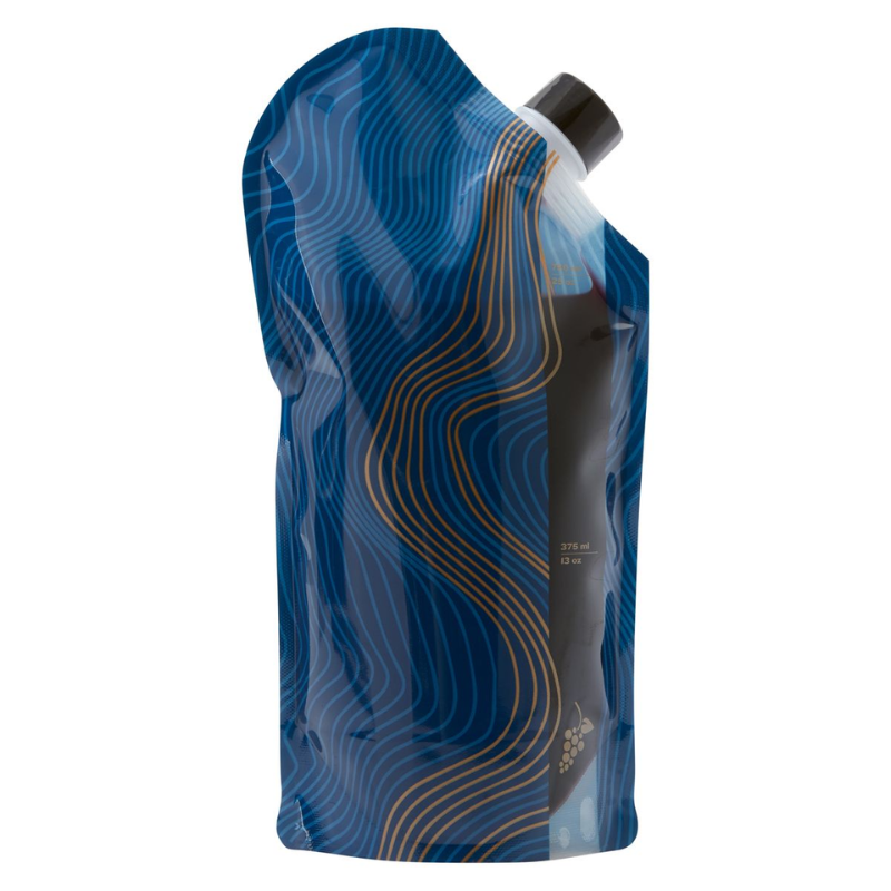 Una bolsa vertical resellable con pico y patrones ondulados en azul y naranja evoca el diseño de una Botella de Vino Platypus PlatyPreserve de 0,8 l. El envase tiene una capacidad de 375 ml y se puede ver un pequeño contorno de uvas cerca de la parte inferior.