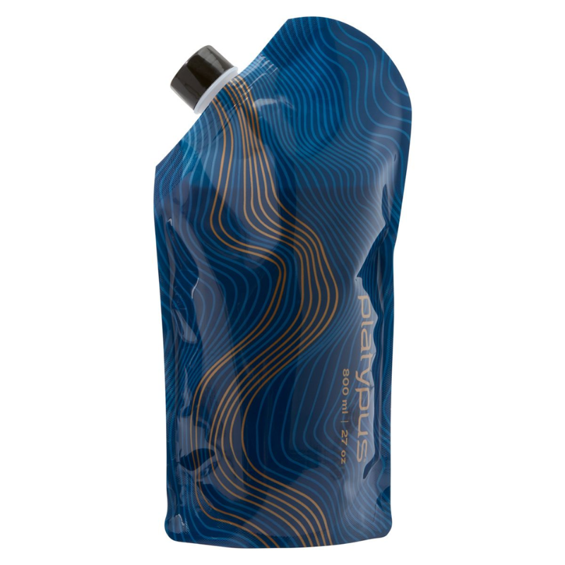 La Botella de Vino Platypus PlatyPreserve de 0,8 l es una bolsa para agua de color azul con líneas onduladas de color naranja y una tapa de rosca negra, con una etiqueta visible que dice "platypus" y "800 ml/27 oz". Su diseño ligeramente transparente se mantiene en posición vertical, ofreciendo tanto estilo como funcionalidad.