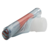 Una férula de reparación para postes de carpas Tubo de Reparación MSR, parcialmente enrollada y transparente, con rayas rojas y azules, reposa sobre una tapa de plástico blanca, que parece flexible y está posicionada en diagonal, lo que indica que está lista para reparaciones rápidas en exteriores.