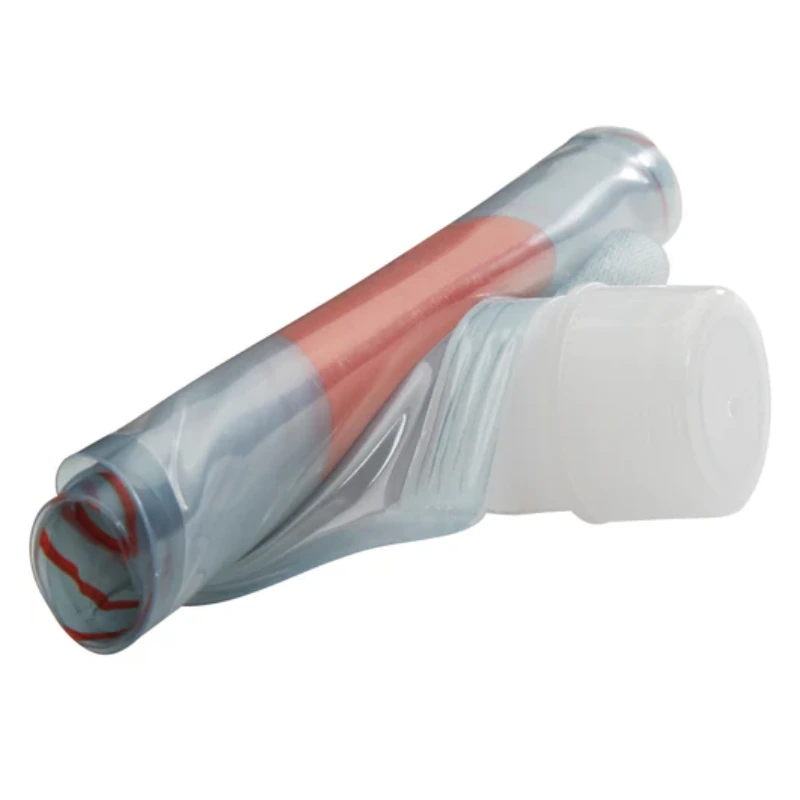 Una férula de reparación para postes de carpas Tubo de Reparación MSR, parcialmente enrollada y transparente, con rayas rojas y azules, reposa sobre una tapa de plástico blanca, que parece flexible y está posicionada en diagonal, lo que indica que está lista para reparaciones rápidas en exteriores.