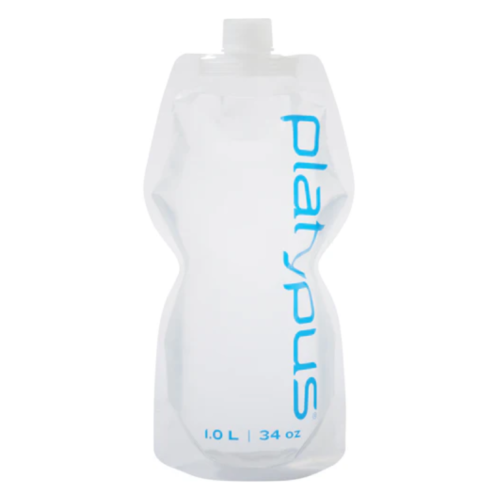 Una botella de agua transparente y flexible con tapa de rosca que tiene la palabra "ornitorrinco" en letras azules, tiene una capacidad de 1,0 L y se mantiene en posición vertical cuando está llena. Es ideal para llevarla junto con la férula de reparación para postes de carpa MSR de Tubo de Reparación durante las aventuras al aire libre.
