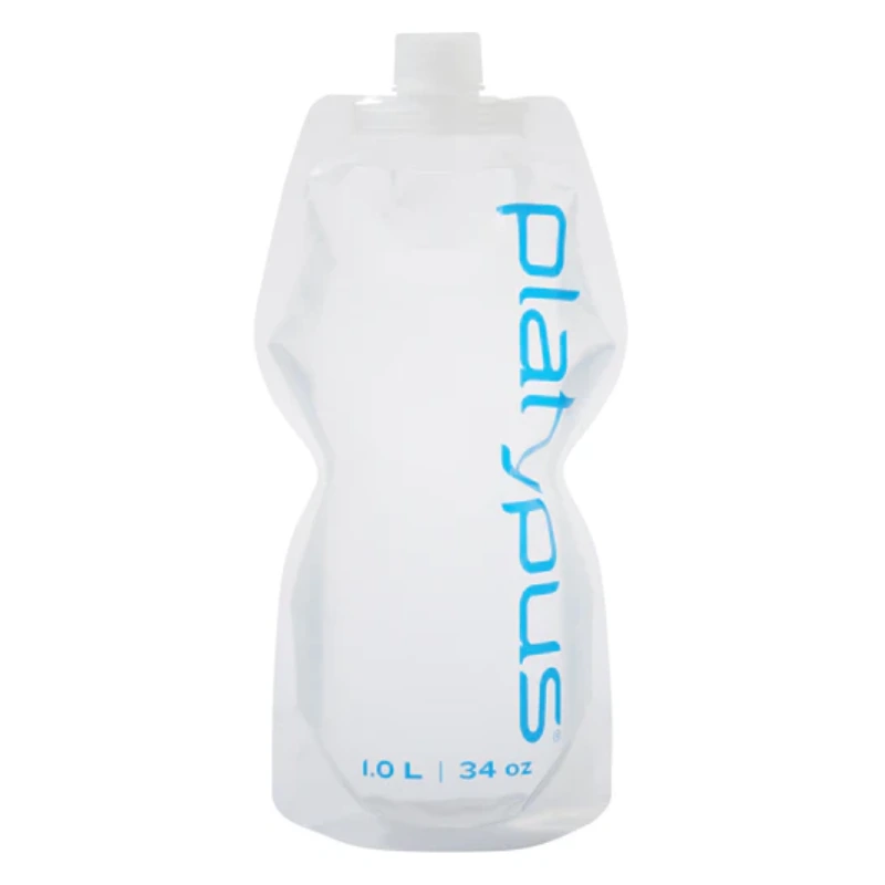 Una botella de agua transparente y flexible con tapa de rosca que tiene la palabra "ornitorrinco" en letras azules, tiene una capacidad de 1,0 L y se mantiene en posición vertical cuando está llena. Es ideal para llevarla junto con la férula de reparación para postes de carpa MSR de Tubo de Reparación durante las aventuras al aire libre.
