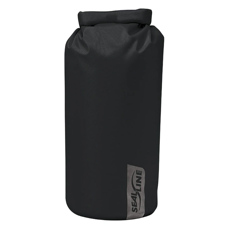 La Bolsa Seca SealLine Baja es una bolsa impermeable negra con cierre superior enrollable, ideal para actividades al aire libre. Esta bolsa cilíndrica, que presenta el logotipo de la marca cerca de la base, mantiene su contenido seco y seguro.