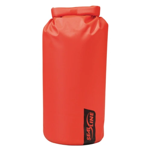 La Bolsa Seca SealLine Baja es una bolsa impermeable grande, cilíndrica y roja con cierre superior enrollable. Tiene la marca "SealLine" en negro intenso en el lateral y es ideal para mantener secos los elementos esenciales durante las aventuras al aire libre.