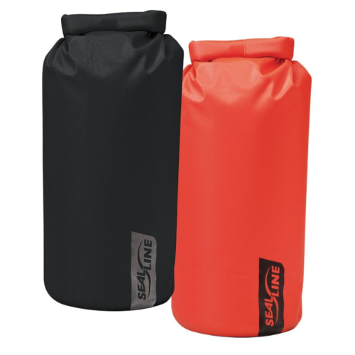 Dos bolsas impermeables, una negra y otra naranja, con los logotipos "SealLine", que se asemejan a la durabilidad de una Bolsa Seca SealLine Baja. Se colocan en posición vertical una al lado de la otra sobre un fondo liso.