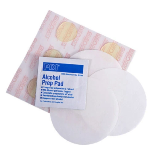 Una imagen plana muestra un paquete de almohadillas de preparación con alcohol PDI, almohadillas blancas circulares, vendajes adhesivos y una disposición compacta de Tensores Reflectantes MSR Reflective Utility Cord (copia).