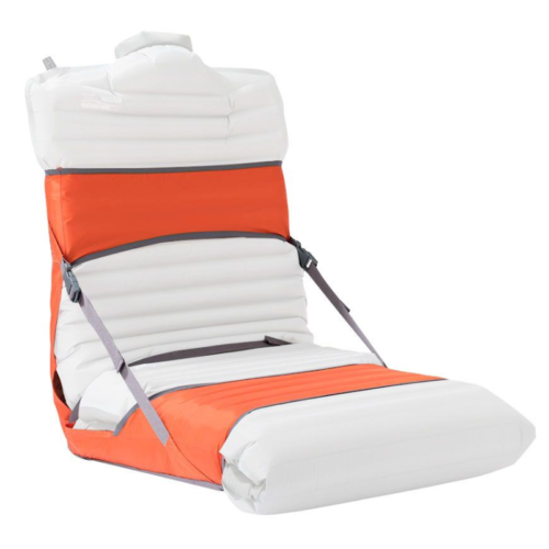 Una silla inflable con un diseño en blanco y naranja que cuenta con un respaldo acolchado, correas laterales ajustables para brindar soporte y un práctico compartimento perfecto para guardar elementos esenciales como la férula reparadora para postes de carpa MSR de Tubo de Reparación. Ideal para actividades al aire libre.