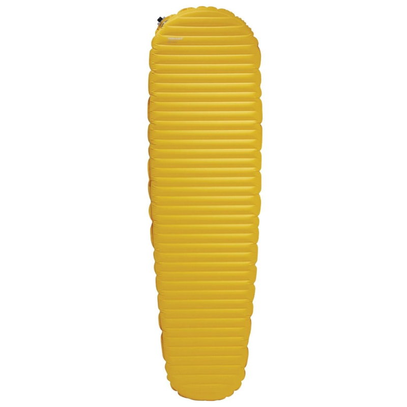 La colchoneta Therm-a-Rest NeoAir XLite NXT es una colchoneta amarilla rectangular para acampar con crestas horizontales y un extremo cónico. Es ideal para usar al aire libre con sus bordes enrollados en la parte superior e inferior.