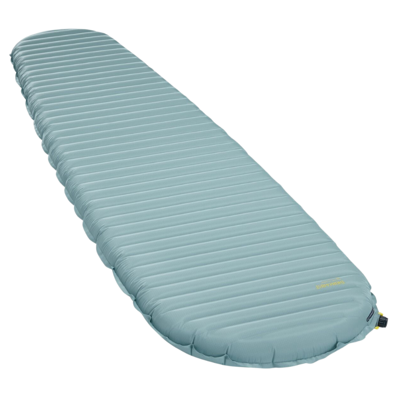 La Colchoneta Therm-a-Rest NeoAir XLite NXT (copia) es una colchoneta inflable para dormir de color azul claro que presenta una superficie texturizada y acanalada y un diseño cónico que es más ancho en la parte superior, ideal para acampar o aventuras al aire libre.