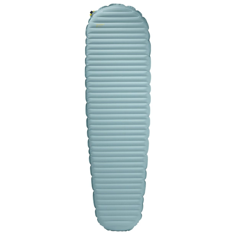 La Colchoneta Therm-a-Rest NeoAir XLite NXT (copia) es una colchoneta inflable para dormir de color azul claro, rectangular, con ranuras horizontales y bordes redondeados, que presenta un diseño inflado uniformemente y una elegante válvula negra en la esquina superior izquierda.