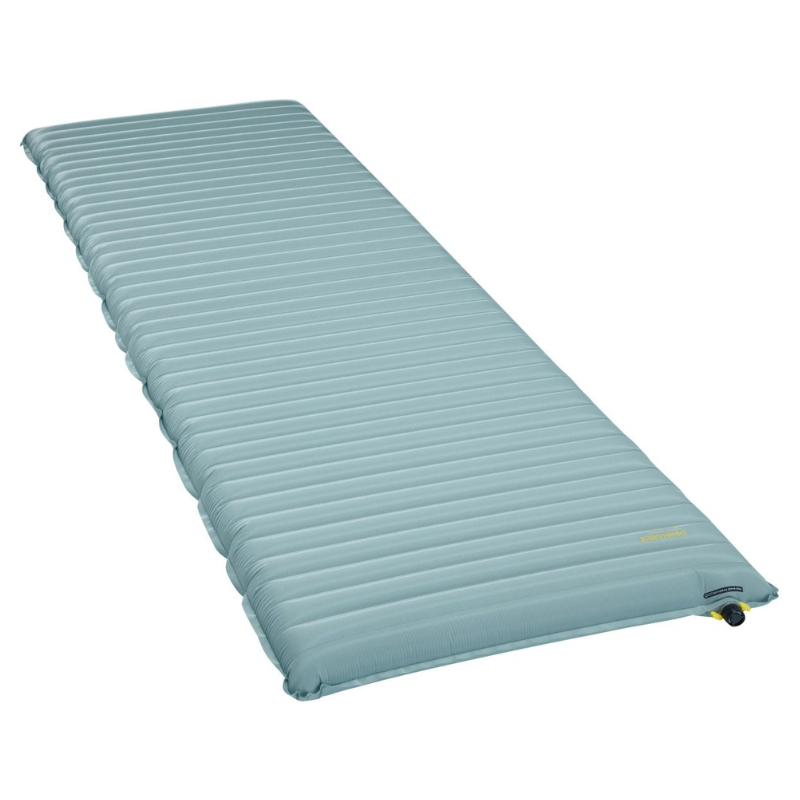 La Colchoneta Therm-a-Rest NeoAir XTherm NXT (copia) es una colchoneta inflable para dormir de color azul claro con crestas horizontales y una válvula de fácil inflado, ideal para acampar y aventuras al aire libre.