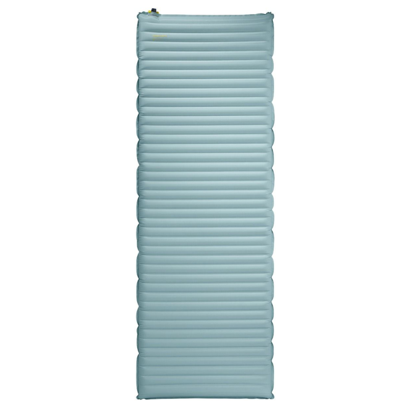 La colchoneta inflable Therm-a-Rest NeoAir XTherm NXT (copia) de color azul claro es una colchoneta para acampar con crestas horizontales, perfecta para uso al aire libre o senderismo, que se muestra sobre un fondo blanco.