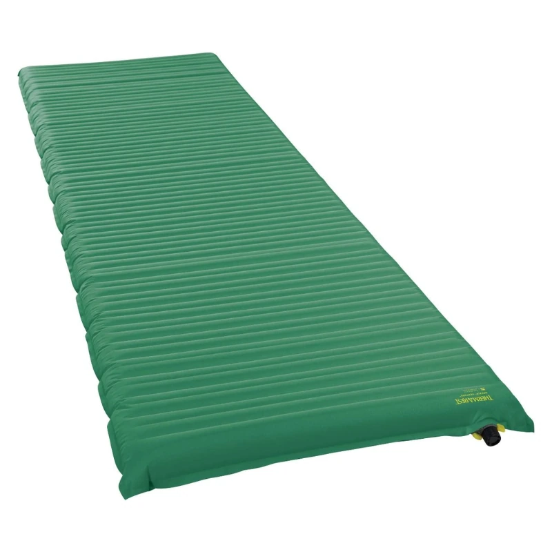 La Colchoneta Therm-a-Rest NeoAir XTherm NXT MAX (copia) es una colchoneta inflable para dormir de color verde con superficie acanalada y válvula amarilla, ideal para acampar o usar al aire libre, brindando comodidad y portabilidad.