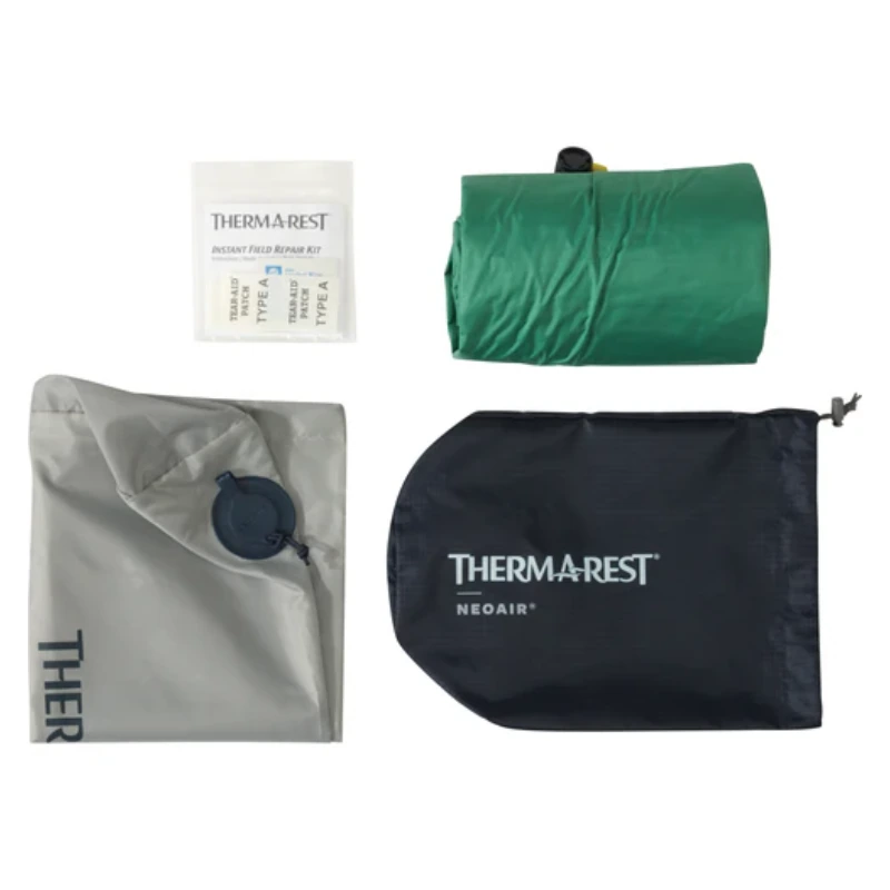 Equipo de camping con Colchoneta Therm-a-Rest NeoAir XTherm NXT MAX (copia), incluye un colchón inflable verde con válvula, bolsa de almacenamiento "THERMAREST NEOAIR" negra, bolsa de transporte gris con válvula y un kit de reparación de campo "THERMAREST".