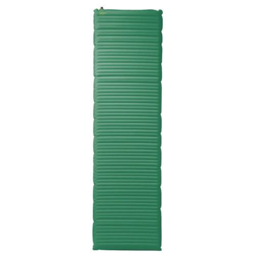 La colchoneta inflable para acampar Therm-a-Rest NeoAir XTherm NXT MAX (copia) es de color verde, rectangular, con nervaduras horizontales y una válvula en la esquina superior para inflarla y desinflarla fácilmente. Puede colocarse en posición vertical cuando está completamente inflada.