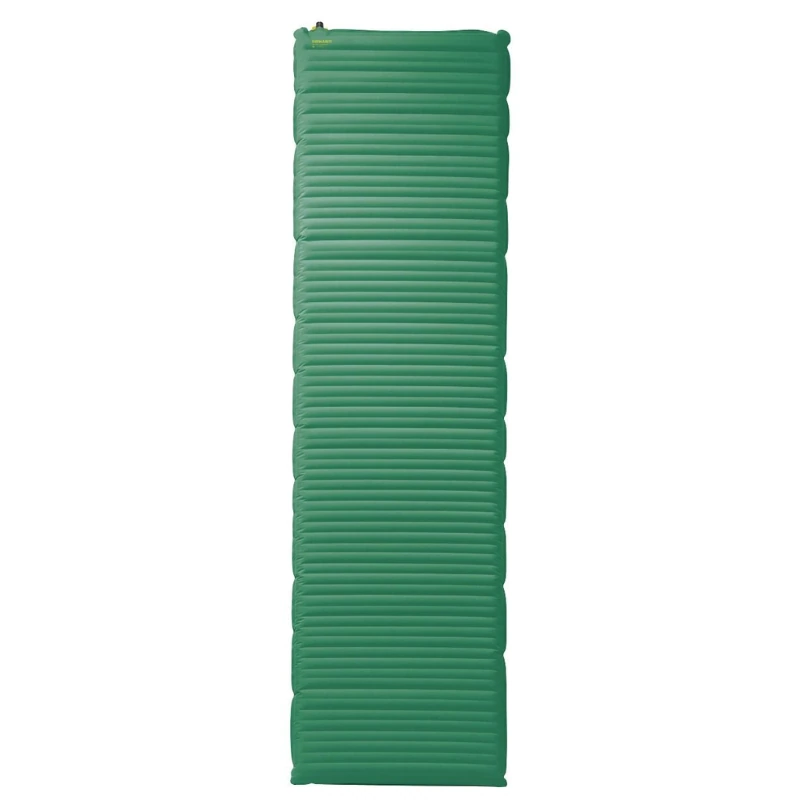 La colchoneta inflable para acampar Therm-a-Rest NeoAir XTherm NXT MAX (copia) es de color verde, rectangular, con nervaduras horizontales y una válvula en la esquina superior para inflarla y desinflarla fácilmente. Puede colocarse en posición vertical cuando está completamente inflada.