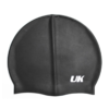 Un gorro de natación de silicona negra de UK Time Sport presenta la palabra "UK" en blanco en un lado. Se coloca plano, lo que resalta su forma simétrica y su textura suave. Ideal para cualquier sesión de natación.