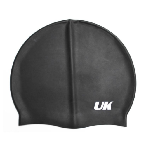 Un gorro de natación de silicona negra de UK Time Sport presenta la palabra "UK" en blanco en un lado. Se coloca plano, lo que resalta su forma simétrica y su textura suave. Ideal para cualquier sesión de natación.