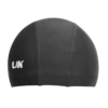 Sumérjase con el gorro de natación UK Time Sport Lycra negro, etiquetado "UK" en blanco, con líneas de costura visibles para un ajuste perfecto y elaborado con silicona de primera calidad para un mejor rendimiento y comodidad.