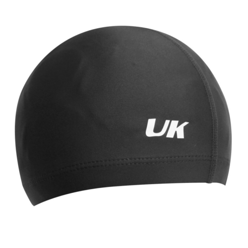 El gorro de natación UK Time Sport Lycra es de color negro y lleva la palabra "UK" en blanco en el lateral. Diseñado para brindar comodidad y mejorar el estilo acuático, es un complemento elegante para tu equipo.