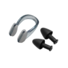 El Set Natación Uk Time Sport, compuesto por un clip nasal azul transparente con almohadillas blancas y dos tapones para oídos negros, se presenta sobre un fondo blanco liso. Ideal para los amantes de la natación que buscan comodidad y estilo en sus accesorios.