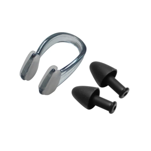 El Set Natación Uk Time Sport, compuesto por un clip nasal azul transparente con almohadillas blancas y dos tapones para oídos negros, se presenta sobre un fondo blanco liso. Ideal para los amantes de la natación que buscan comodidad y estilo en sus accesorios.