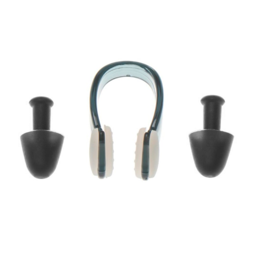 El Set Natación Uk Time Sport Tapones para Oídos y Clip Nasal incluye un clip nasal de plástico blanco y negro curvado con dos elegantes tapones de silicona negros con pequeñas asas, perfectos para mantener la concentración durante las sesiones deportivas. Presentados elegantemente sobre un fondo blanco.