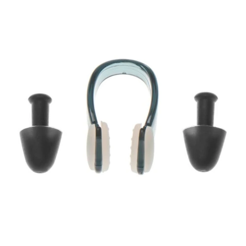 El Set Natación Uk Time Sport Tapones para Oídos y Clip Nasal incluye un clip nasal de plástico blanco y negro curvado con dos elegantes tapones de silicona negros con pequeñas asas, perfectos para mantener la concentración durante las sesiones deportivas. Presentados elegantemente sobre un fondo blanco.