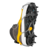 Una bota con crampones de cadena de metal y clavos negros para tracción está asegurada por un arnés de goma amarillo, ideal para usar con Guantes Grivel Rock Gloves (copia) en superficies heladas o nevadas durante actividades al aire libre.