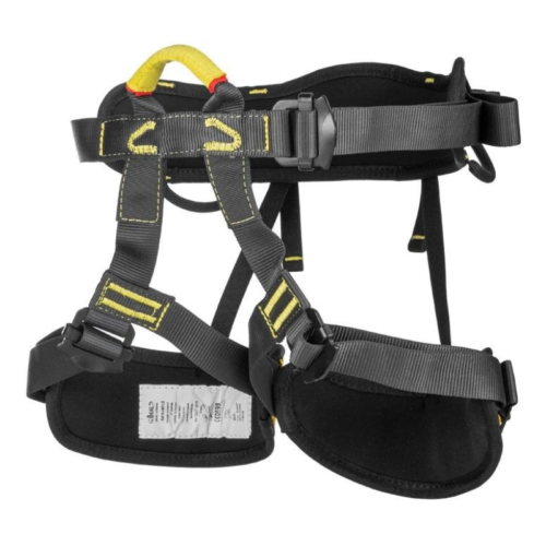 El arnés de escalada Arnés Grivel Easy, de color negro, con costuras amarillas y perneras acolchadas, se presenta sobre un fondo blanco. Cuenta con correas y hebillas ajustables fáciles de usar para asegurarlo alrededor de la cintura y las piernas, con una etiqueta destacada en una de las almohadillas.