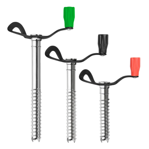 Tres tornillos para hielo metálicos "Tornillo para Hielo Petzl Laser Speed" presentan perillas de colores en verde, negro y rojo. Cada tornillo tiene un mango giratorio, roscas visibles y puntas puntiagudas. Están disponibles en varios tamaños y se presentan sobre un fondo blanco liso.