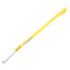Una herramienta de plástico amarilla que se asemeja al diseño ergonómico de Grivel, con un mango largo y delgado con ranuras para los dedos para sujetarla y un pequeño gancho de metal en el extremo. Las marcas a lo largo del costado facilitan su uso con precisión.