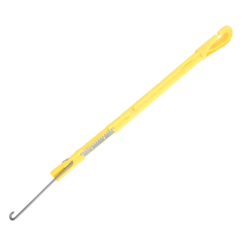 Una herramienta de plástico amarilla que se asemeja al diseño ergonómico de Grivel, con un mango largo y delgado con ranuras para los dedos para sujetarla y un pequeño gancho de metal en el extremo. Las marcas a lo largo del costado facilitan su uso con precisión.